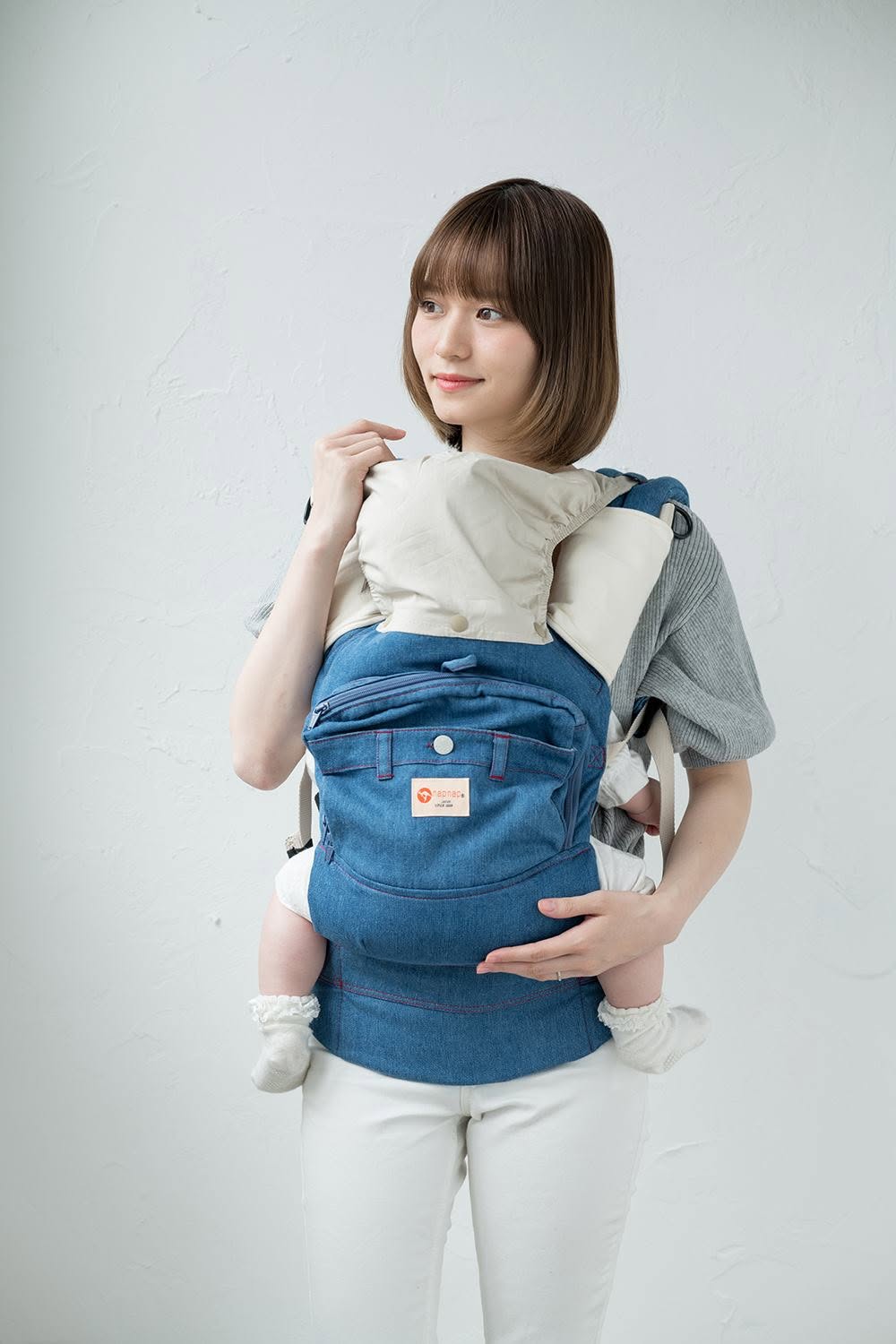 抱っこ紐のモデル撮影に参加した女性と子ども